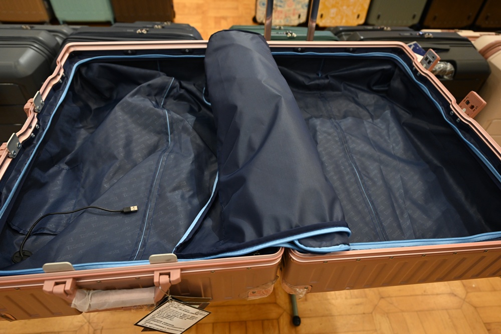 高雄行李箱特賣會。加賀屋行李箱 新光三越三多店 前開式行李箱、廉航專用登機箱、鋁框箱、防潑水布箱 通通下殺$990元起 滿額還有贈品唷！