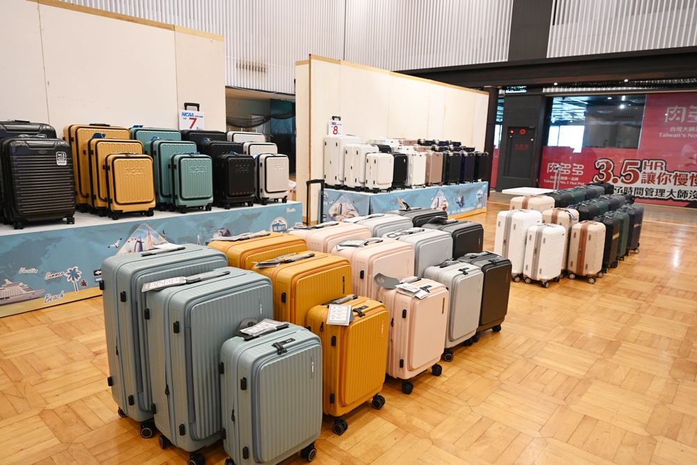 高雄行李箱特賣會。加賀屋行李箱 新光三越三多店 前開式行李箱、廉航專用登機箱、鋁框箱、防潑水布箱 通通下殺$990元起 滿額還有贈品唷！