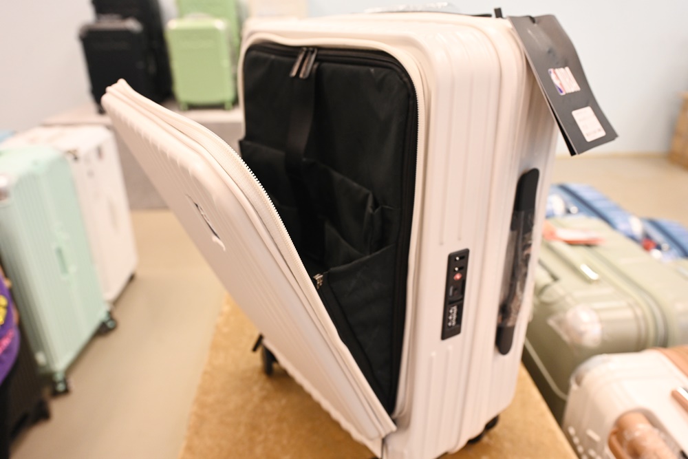 高雄行李箱特賣會。加賀屋行李箱 新光三越三多店 前開式行李箱、廉航專用登機箱、鋁框箱、防潑水布箱 通通下殺$990元起 滿額還有贈品唷！