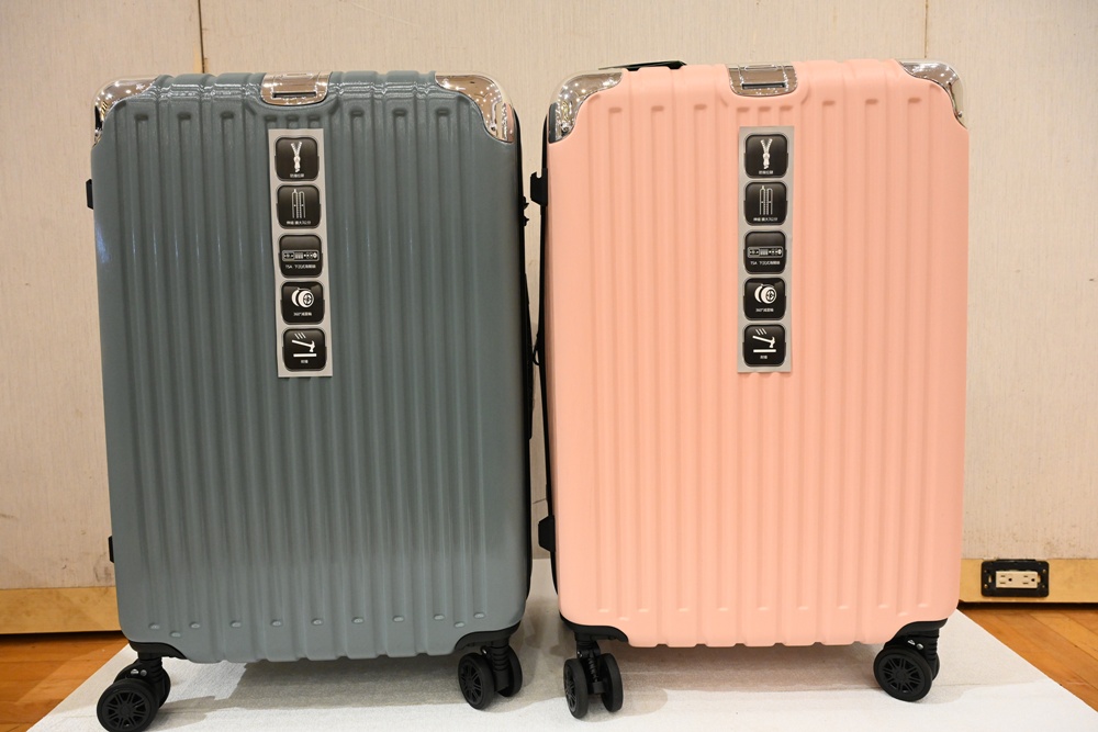 高雄行李箱特賣會。加賀屋行李箱 新光三越三多店 前開式行李箱、廉航專用登機箱、鋁框箱、防潑水布箱 通通下殺$990元起 滿額還有贈品唷！