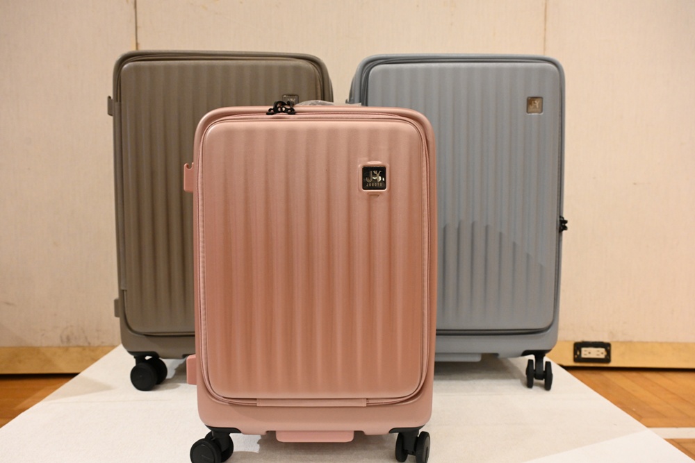 高雄行李箱特賣會。加賀屋行李箱 新光三越三多店 前開式行李箱、廉航專用登機箱、鋁框箱、防潑水布箱 通通下殺$990元起 滿額還有贈品唷！