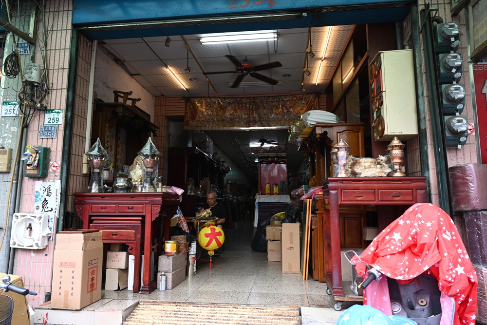 想拍老城文青風？鳳山三民路佛具街、家具街必去職人工藝景點！