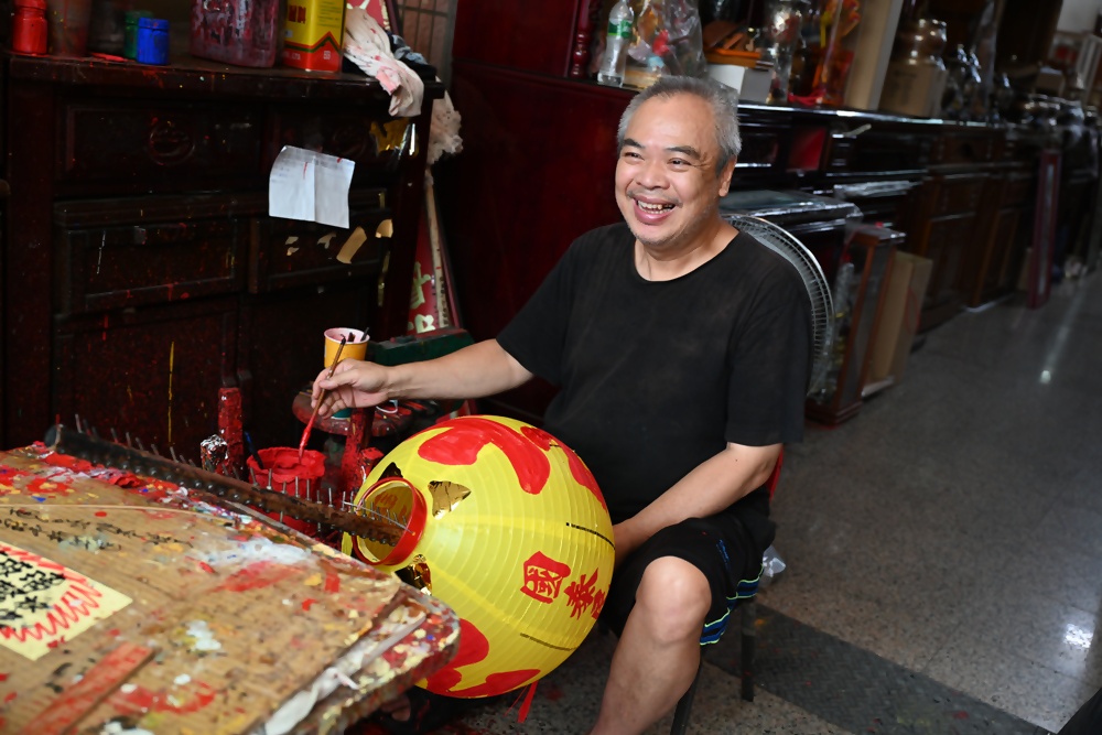 想拍老城文青風？鳳山三民路佛具街、家具街必去職人工藝景點！