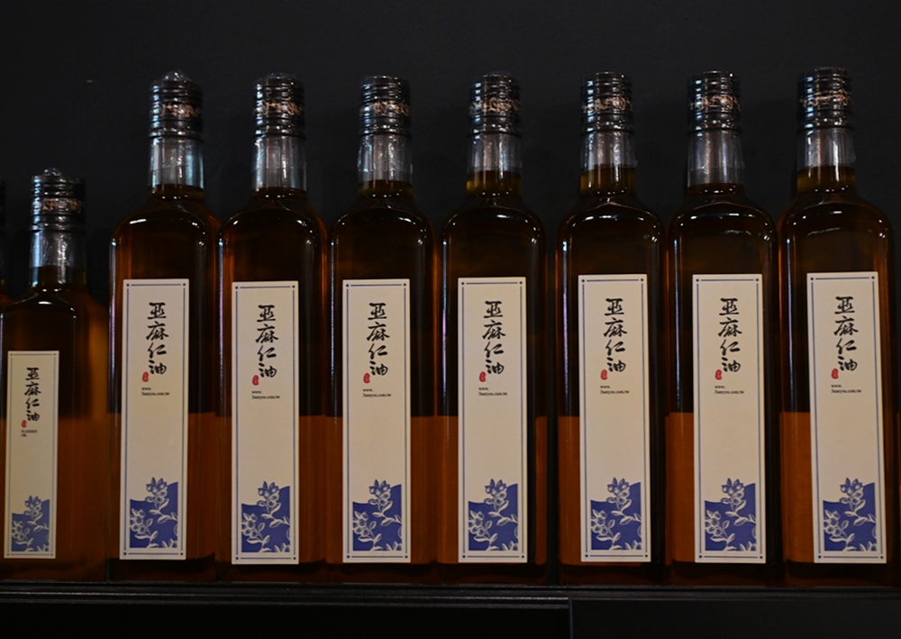 想拍老城文青風？鳳山三民路佛具街、家具街必去職人工藝景點！