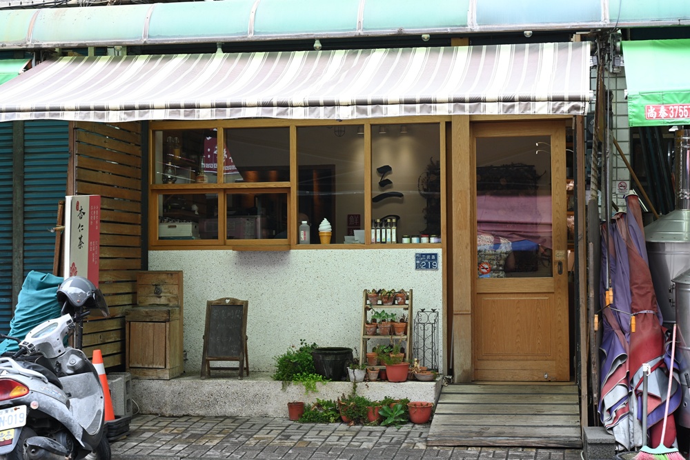 想拍老城文青風？鳳山三民路佛具街、家具街必去職人工藝景點！