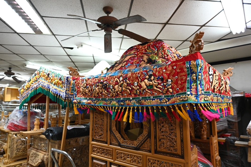 想拍老城文青風？鳳山三民路佛具街、家具街必去職人工藝景點！