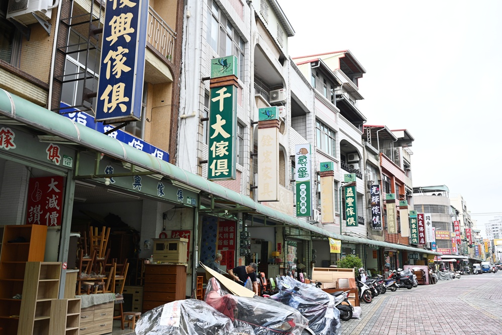 想拍老城文青風？鳳山三民路佛具街、家具街必去職人工藝景點！