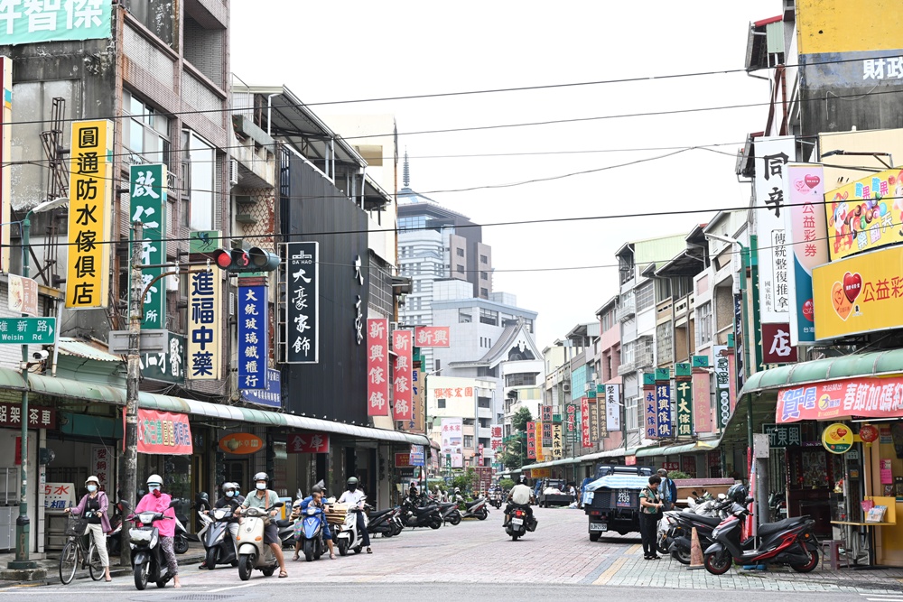 想拍老城文青風？鳳山三民路佛具街、家具街必去職人工藝景點！