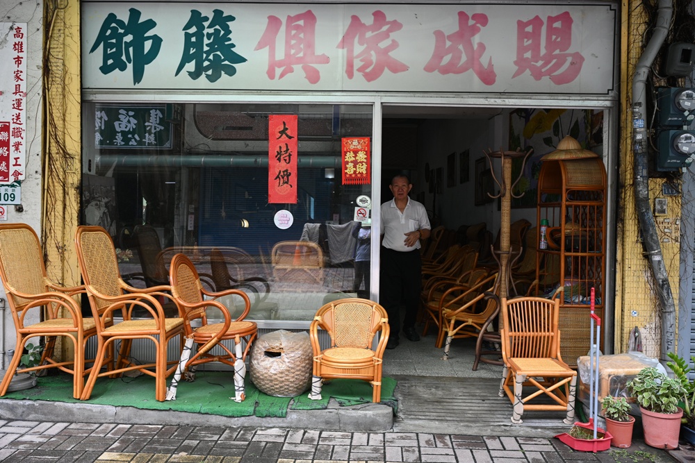 想拍老城文青風？鳳山三民路佛具街、家具街必去職人工藝景點！