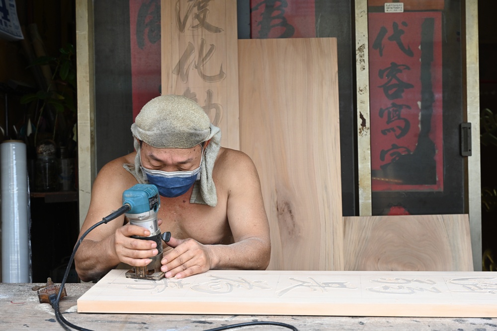 想拍老城文青風？鳳山三民路佛具街、家具街必去職人工藝景點！