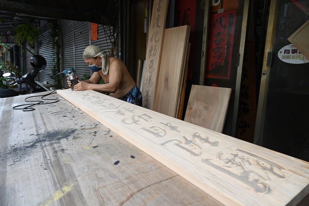 想拍老城文青風？鳳山三民路佛具街、家具街必去職人工藝景點！