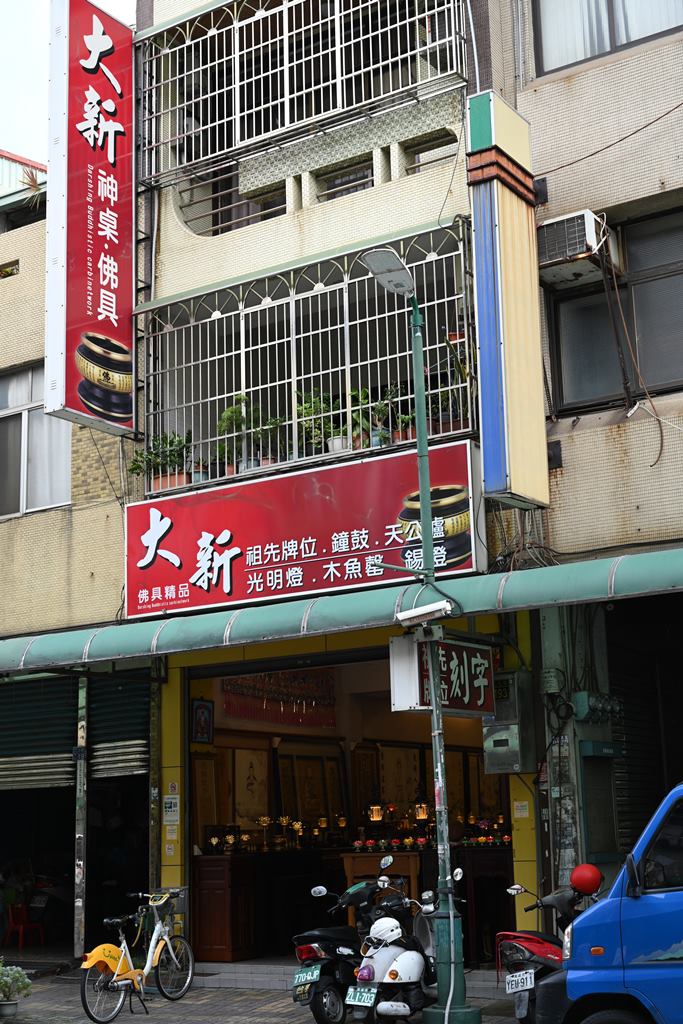 想拍老城文青風？鳳山三民路佛具街、家具街必去職人工藝景點！