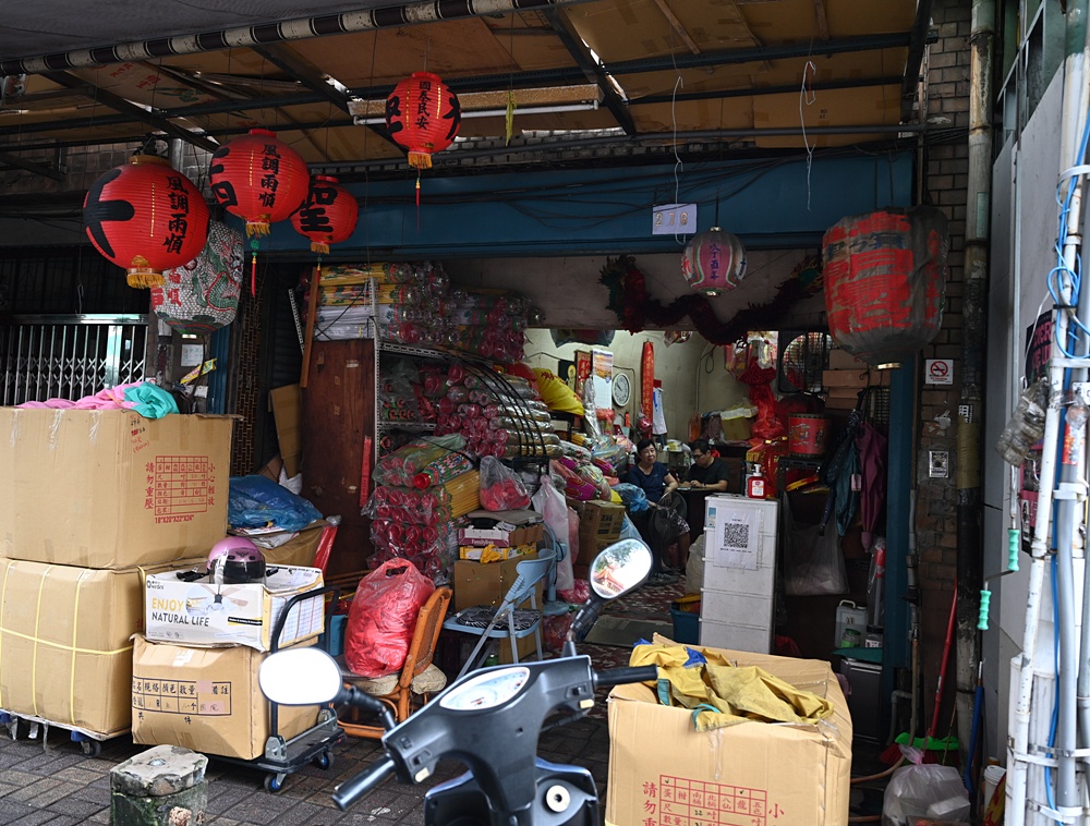 想拍老城文青風？鳳山三民路佛具街、家具街必去職人工藝景點！