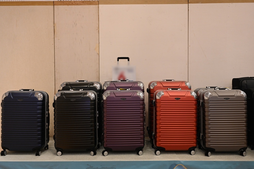 高雄行李箱特賣會。加賀屋行李箱 新光三越三多店 前開式行李箱、廉航專用登機箱、鋁框箱、防潑水布箱 通通下殺$990元起 滿額還有贈品唷！