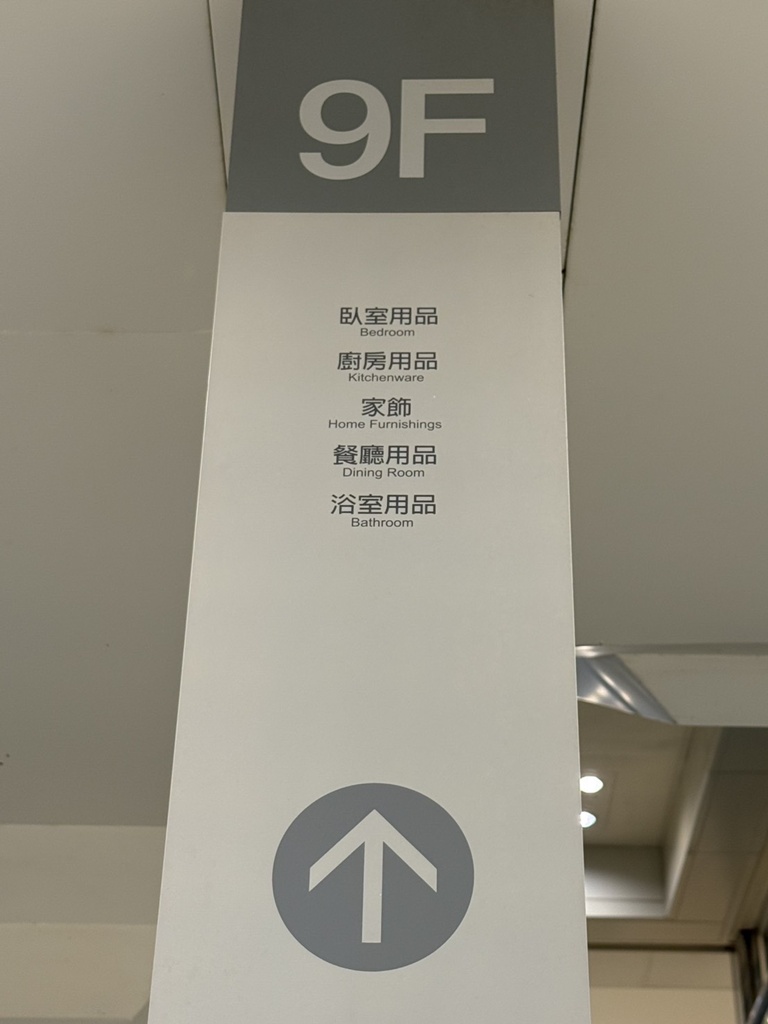 高雄行李箱特賣會。加賀屋行李箱 新光三越三多店 前開式行李箱、廉航專用登機箱、鋁框箱、防潑水布箱 通通下殺$990元起 滿額還有贈品唷！