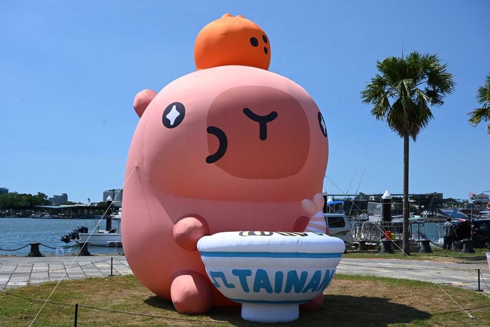 台南安平漁人碼頭｜12米「卡比胖拉」登場！超萌水豚裝置藝術、燈光秀、市集一次玩透透！