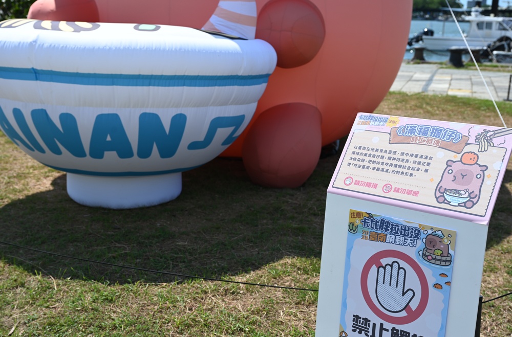 台南安平漁人碼頭｜12米「卡比胖拉」登場！超萌水豚裝置藝術、燈光秀、市集一次玩透透！