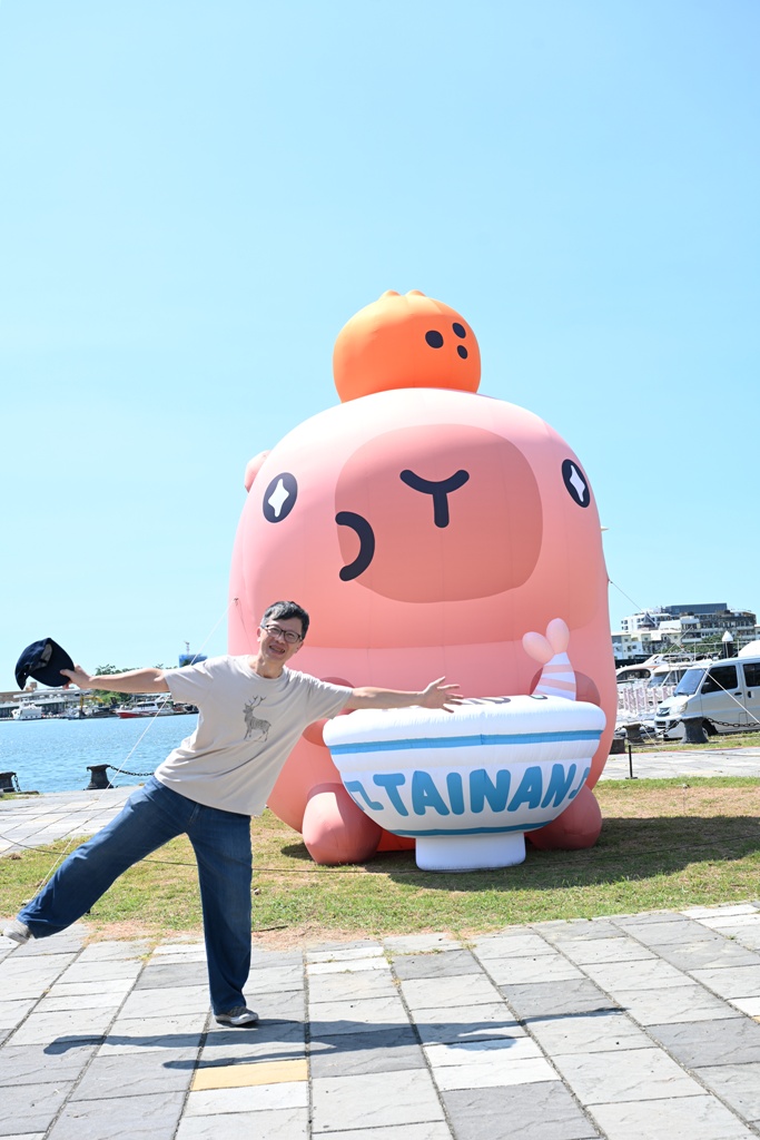 台南安平漁人碼頭｜12米「卡比胖拉」登場！超萌水豚裝置藝術、燈光秀、市集一次玩透透！