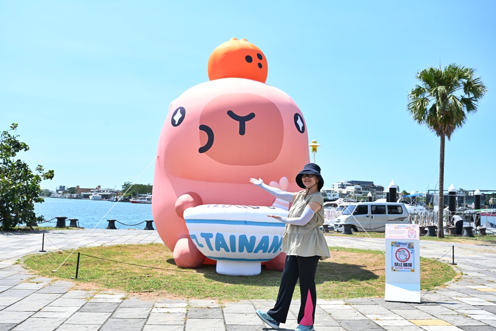 台南安平漁人碼頭｜12米「卡比胖拉」登場！超萌水豚裝置藝術、燈光秀、市集一次玩透透！