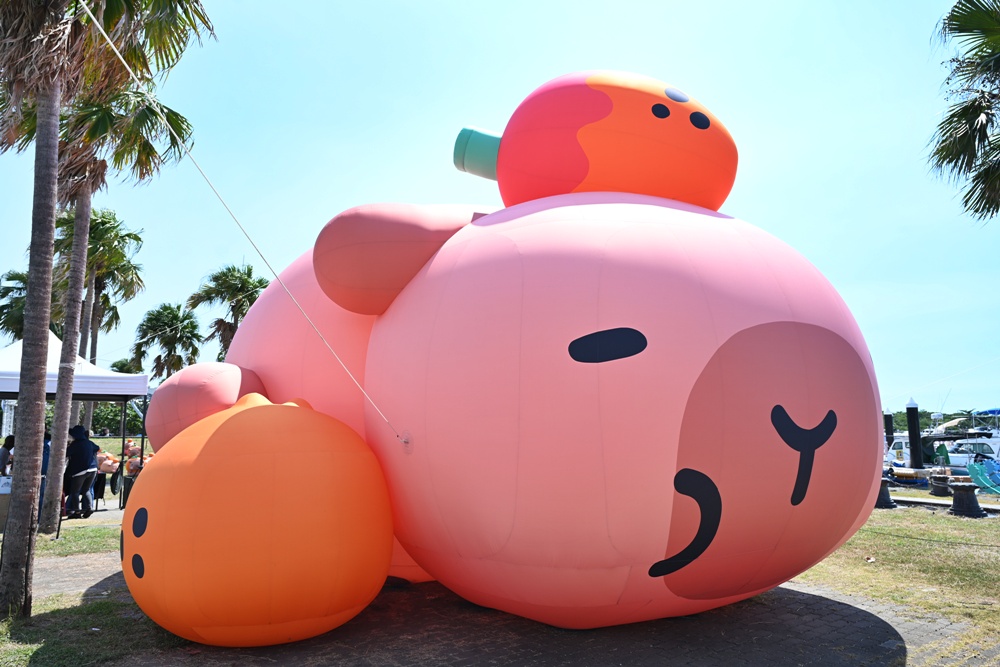 台南安平漁人碼頭｜12米「卡比胖拉」登場！超萌水豚裝置藝術、燈光秀、市集一次玩透透！