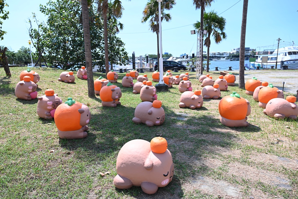 台南安平漁人碼頭｜12米「卡比胖拉」登場！超萌水豚裝置藝術、燈光秀、市集一次玩透透！