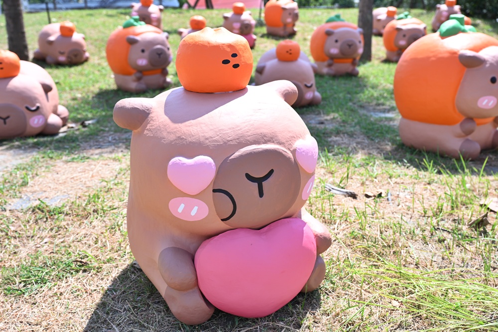 台南安平漁人碼頭｜12米「卡比胖拉」登場！超萌水豚裝置藝術、燈光秀、市集一次玩透透！