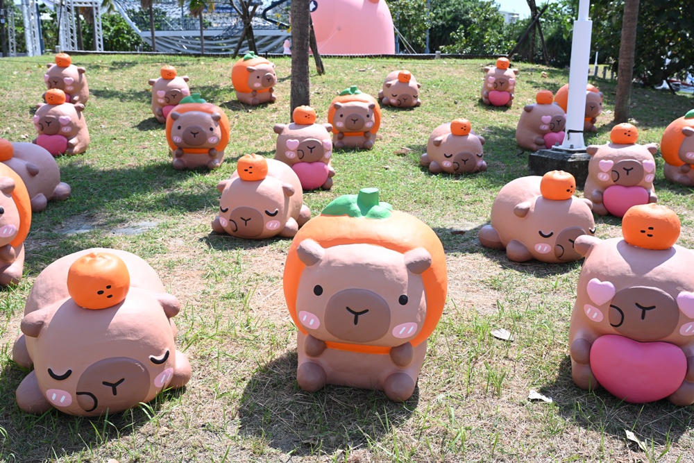 台南安平漁人碼頭｜12米「卡比胖拉」登場！超萌水豚裝置藝術、燈光秀、市集一次玩透透！