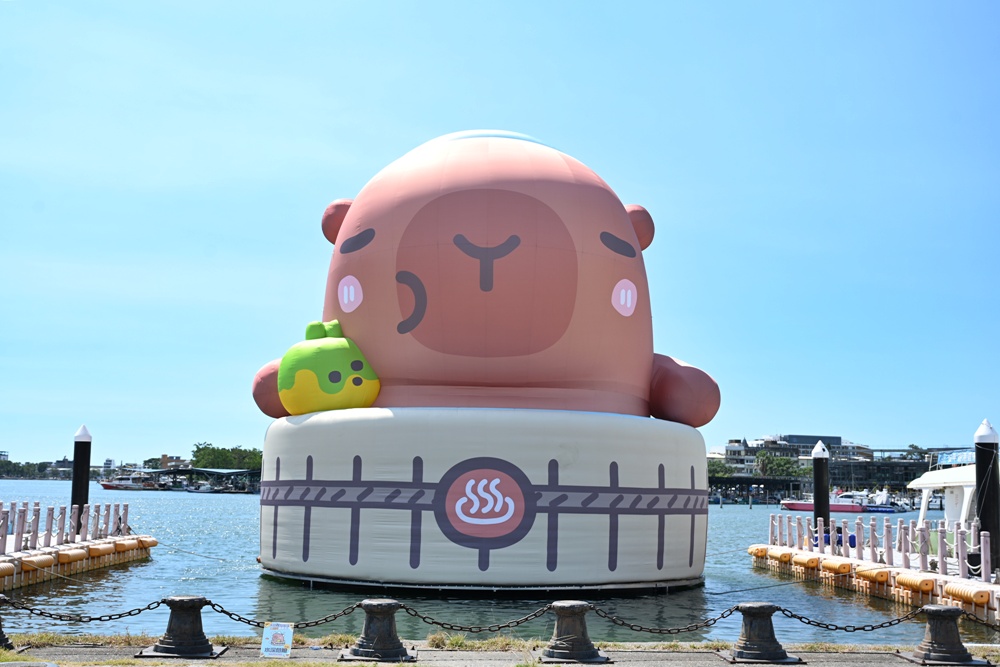 台南安平漁人碼頭｜12米「卡比胖拉」登場！超萌水豚裝置藝術、燈光秀、市集一次玩透透！