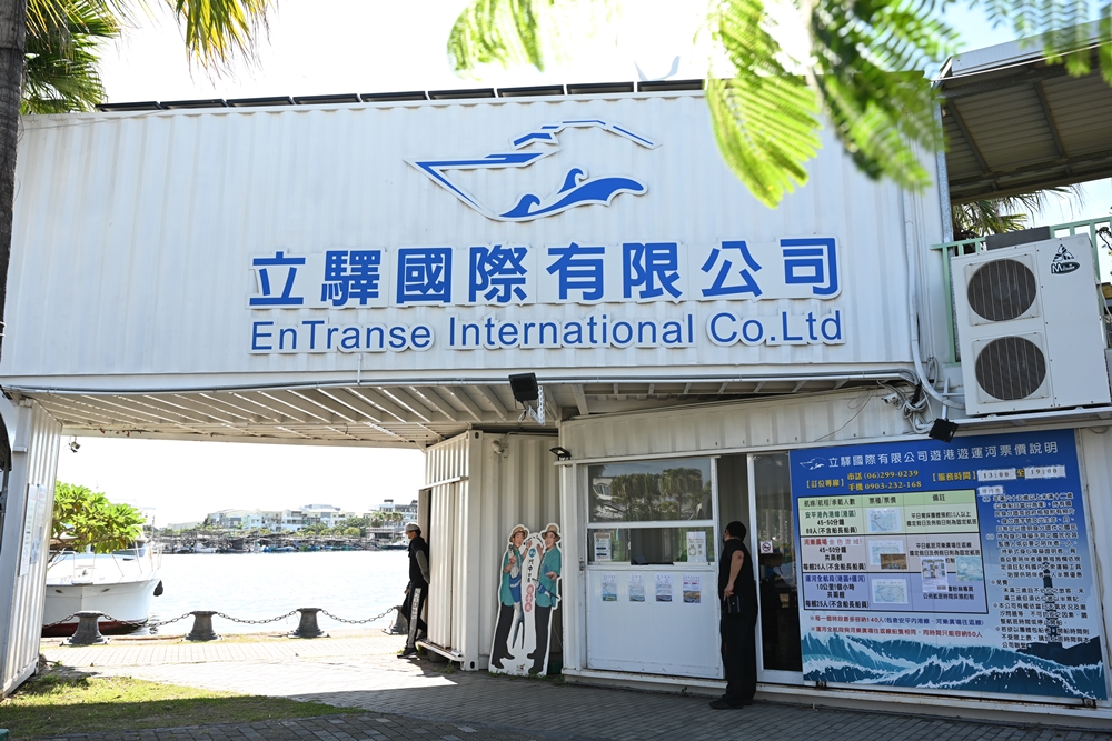 台南安平漁人碼頭｜12米「卡比胖拉」登場！超萌水豚裝置藝術、燈光秀、市集一次玩透透！