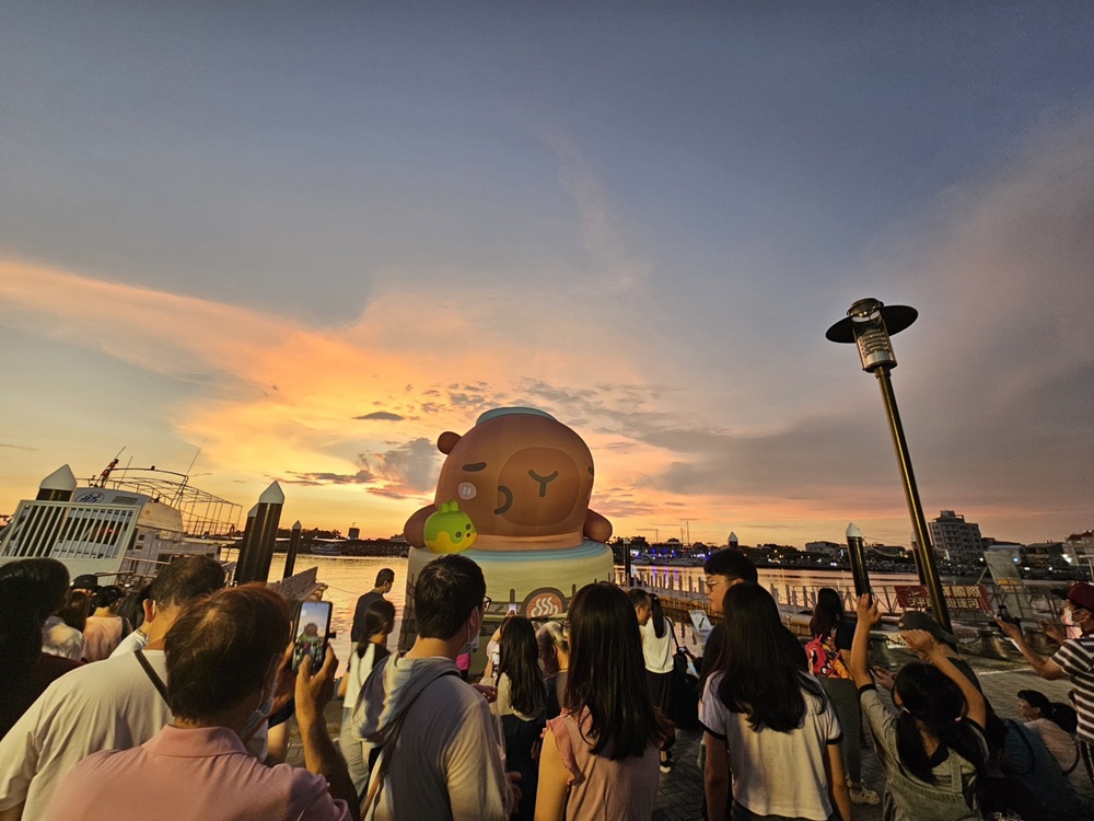 台南安平漁人碼頭｜12米「卡比胖拉」登場！超萌水豚裝置藝術、燈光秀、市集一次玩透透！