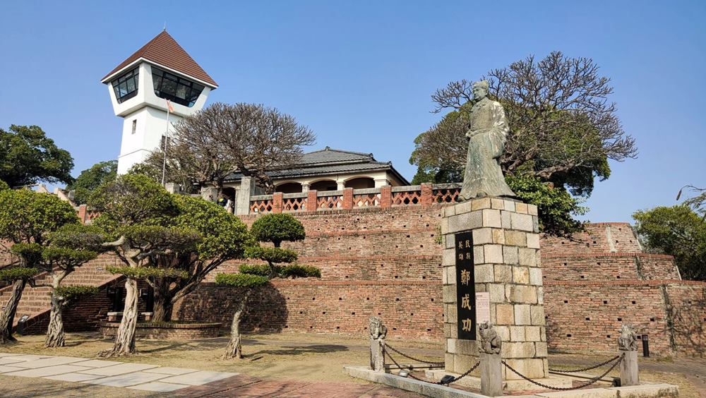 台南安平漁人碼頭｜12米「卡比胖拉」登場！超萌水豚裝置藝術、燈光秀、市集一次玩透透！