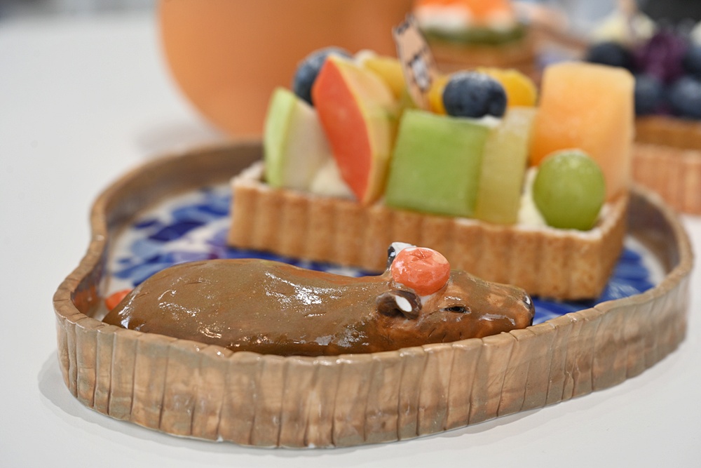 甜點控必訪！MOGU KABI 夏威夷豆塔、水果塔 × 超萌水豚陪你下午茶！台南免門票推薦！