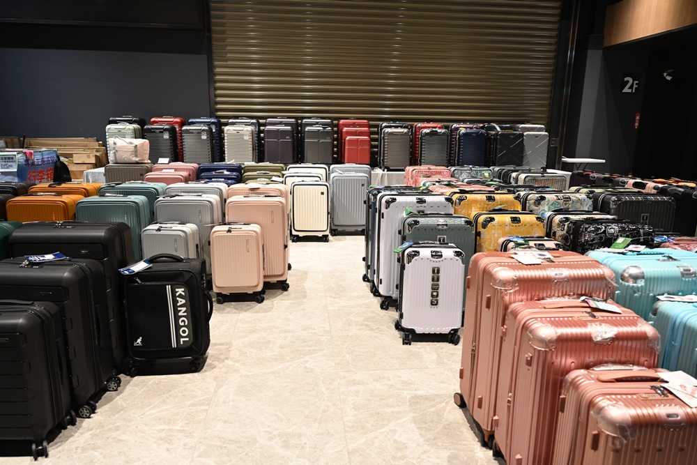 嘉義行李箱特賣會。嘉義in89豪華影城 加賀屋行李箱 全館990元起!前開式行李箱、鋁框箱、防潑水布箱、KANGOL、萬國行李箱、登機箱推薦! 嘉義行李箱特賣會。嘉義in89豪華影城 加賀屋行李箱 全館990元起!前開式行李箱、鋁框箱、防潑水布箱、KANGOL、萬國行李箱、登機箱推薦!