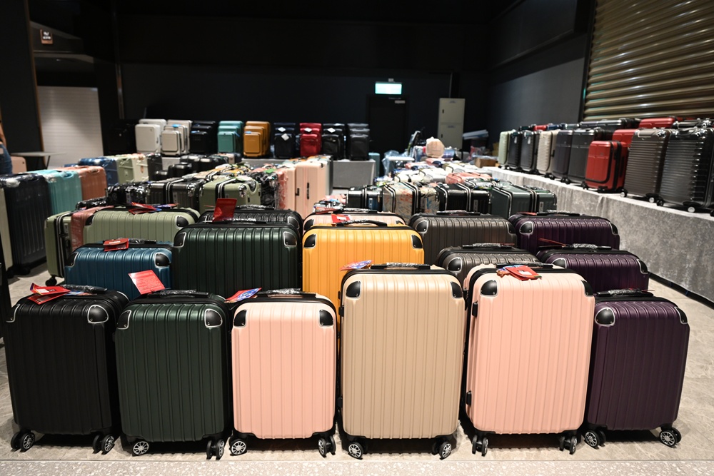 嘉義行李箱特賣會。嘉義in89豪華影城 加賀屋行李箱 全館990元起!前開式行李箱、鋁框箱、防潑水布箱、KANGOL、萬國行李箱、登機箱推薦! 嘉義行李箱特賣會。嘉義in89豪華影城 加賀屋行李箱 全館990元起!前開式行李箱、鋁框箱、防潑水布箱、KANGOL、萬國行李箱、登機箱推薦!