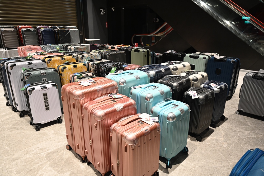 嘉義行李箱特賣會。嘉義in89豪華影城 加賀屋行李箱 全館990元起!前開式行李箱、鋁框箱、防潑水布箱、KANGOL、萬國行李箱、登機箱推薦! 嘉義行李箱特賣會。嘉義in89豪華影城 加賀屋行李箱 全館990元起!前開式行李箱、鋁框箱、防潑水布箱、KANGOL、萬國行李箱、登機箱推薦!