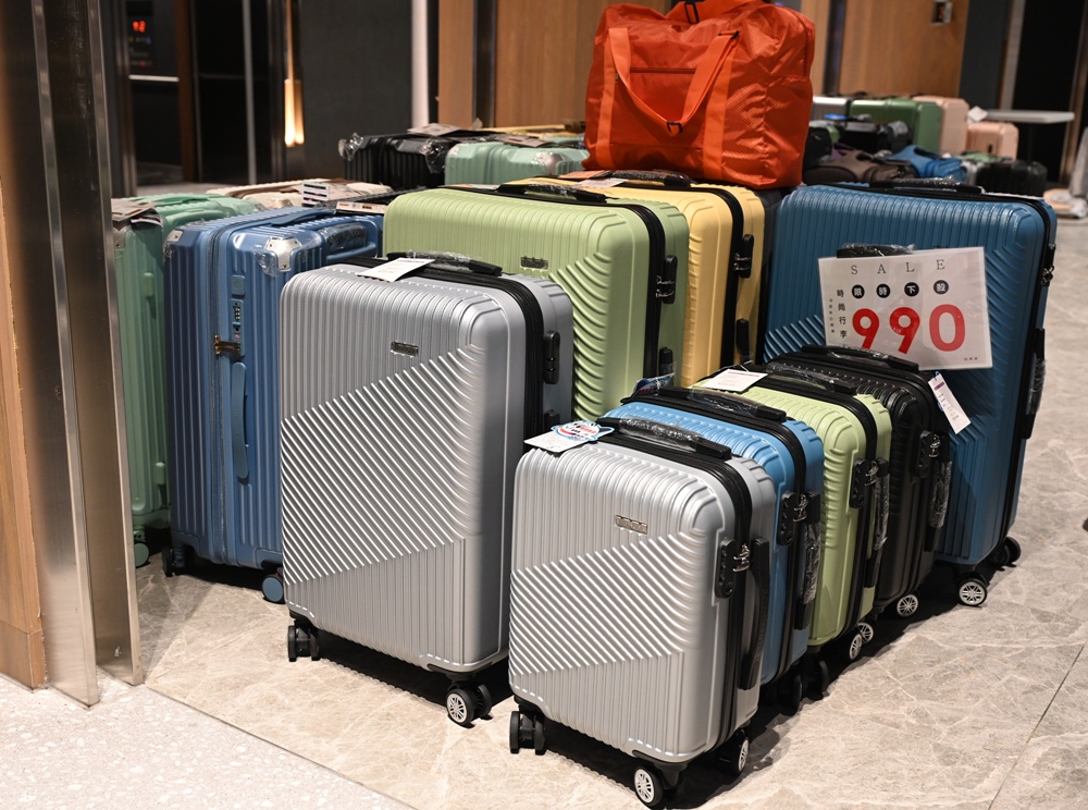 嘉義行李箱特賣會。嘉義in89豪華影城 加賀屋行李箱 全館990元起!前開式行李箱、鋁框箱、防潑水布箱、KANGOL、萬國行李箱、登機箱推薦! 嘉義行李箱特賣會。嘉義in89豪華影城 加賀屋行李箱 全館990元起!前開式行李箱、鋁框箱、防潑水布箱、KANGOL、萬國行李箱、登機箱推薦!