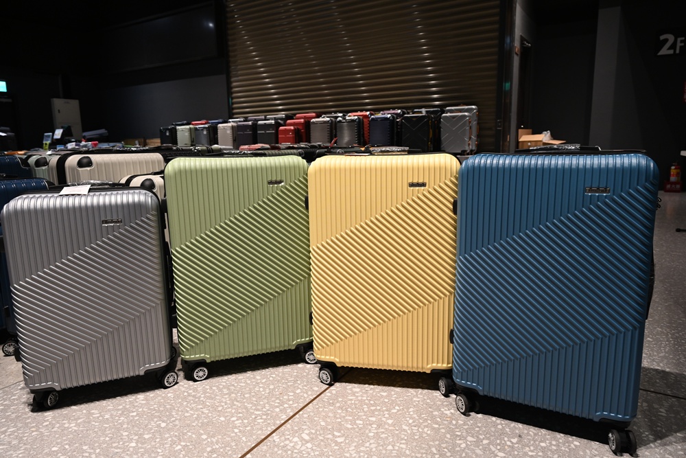 嘉義行李箱特賣會。嘉義in89豪華影城 加賀屋行李箱 全館990元起!前開式行李箱、鋁框箱、防潑水布箱、KANGOL、萬國行李箱、登機箱推薦! 嘉義行李箱特賣會。嘉義in89豪華影城 加賀屋行李箱 全館990元起!前開式行李箱、鋁框箱、防潑水布箱、KANGOL、萬國行李箱、登機箱推薦!