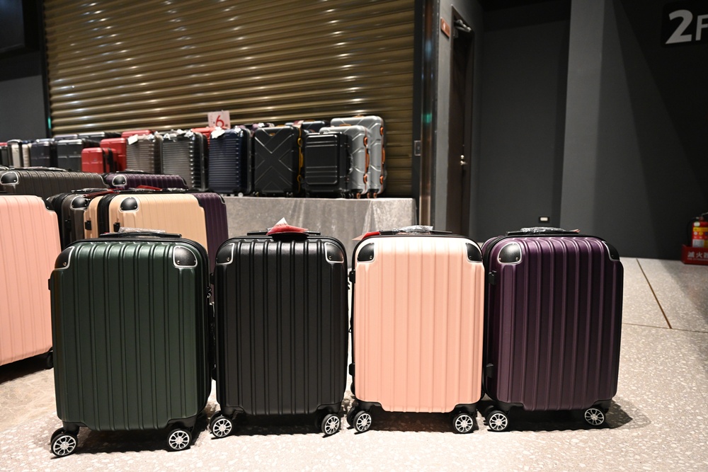 嘉義行李箱特賣會。嘉義in89豪華影城 加賀屋行李箱 全館990元起!前開式行李箱、鋁框箱、防潑水布箱、KANGOL、萬國行李箱、登機箱推薦! 嘉義行李箱特賣會。嘉義in89豪華影城 加賀屋行李箱 全館990元起!前開式行李箱、鋁框箱、防潑水布箱、KANGOL、萬國行李箱、登機箱推薦!