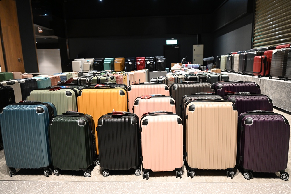 嘉義行李箱特賣會。嘉義in89豪華影城 加賀屋行李箱 全館990元起!前開式行李箱、鋁框箱、防潑水布箱、KANGOL、萬國行李箱、登機箱推薦! 嘉義行李箱特賣會。嘉義in89豪華影城 加賀屋行李箱 全館990元起!前開式行李箱、鋁框箱、防潑水布箱、KANGOL、萬國行李箱、登機箱推薦!