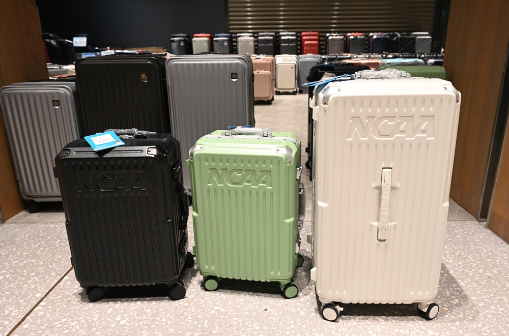 嘉義行李箱特賣會。嘉義in89豪華影城 加賀屋行李箱 全館990元起!前開式行李箱、鋁框箱、防潑水布箱、KANGOL、萬國行李箱、登機箱推薦! 嘉義行李箱特賣會。嘉義in89豪華影城 加賀屋行李箱 全館990元起!前開式行李箱、鋁框箱、防潑水布箱、KANGOL、萬國行李箱、登機箱推薦!