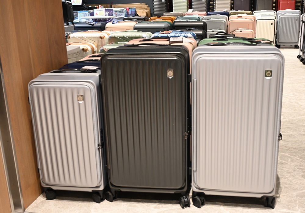 嘉義行李箱特賣會。嘉義in89豪華影城 加賀屋行李箱 全館990元起!前開式行李箱、鋁框箱、防潑水布箱、KANGOL、萬國行李箱、登機箱推薦! 嘉義行李箱特賣會。嘉義in89豪華影城 加賀屋行李箱 全館990元起!前開式行李箱、鋁框箱、防潑水布箱、KANGOL、萬國行李箱、登機箱推薦!