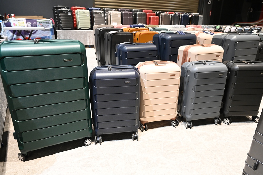 嘉義行李箱特賣會。嘉義in89豪華影城 加賀屋行李箱 全館990元起!前開式行李箱、鋁框箱、防潑水布箱、KANGOL、萬國行李箱、登機箱推薦! 嘉義行李箱特賣會。嘉義in89豪華影城 加賀屋行李箱 全館990元起!前開式行李箱、鋁框箱、防潑水布箱、KANGOL、萬國行李箱、登機箱推薦!