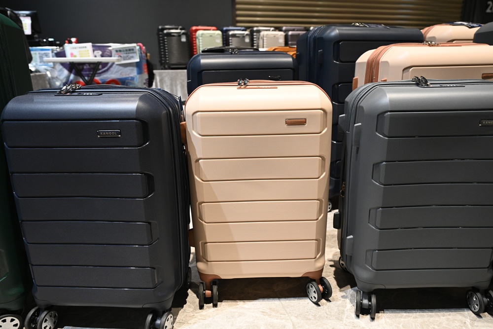 嘉義行李箱特賣會。嘉義in89豪華影城 加賀屋行李箱 全館990元起!前開式行李箱、鋁框箱、防潑水布箱、KANGOL、萬國行李箱、登機箱推薦! 嘉義行李箱特賣會。嘉義in89豪華影城 加賀屋行李箱 全館990元起!前開式行李箱、鋁框箱、防潑水布箱、KANGOL、萬國行李箱、登機箱推薦!