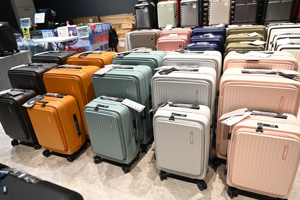 嘉義行李箱特賣會。嘉義in89豪華影城 加賀屋行李箱 全館990元起!前開式行李箱、鋁框箱、防潑水布箱、KANGOL、萬國行李箱、登機箱推薦! 嘉義行李箱特賣會。嘉義in89豪華影城 加賀屋行李箱 全館990元起!前開式行李箱、鋁框箱、防潑水布箱、KANGOL、萬國行李箱、登機箱推薦!