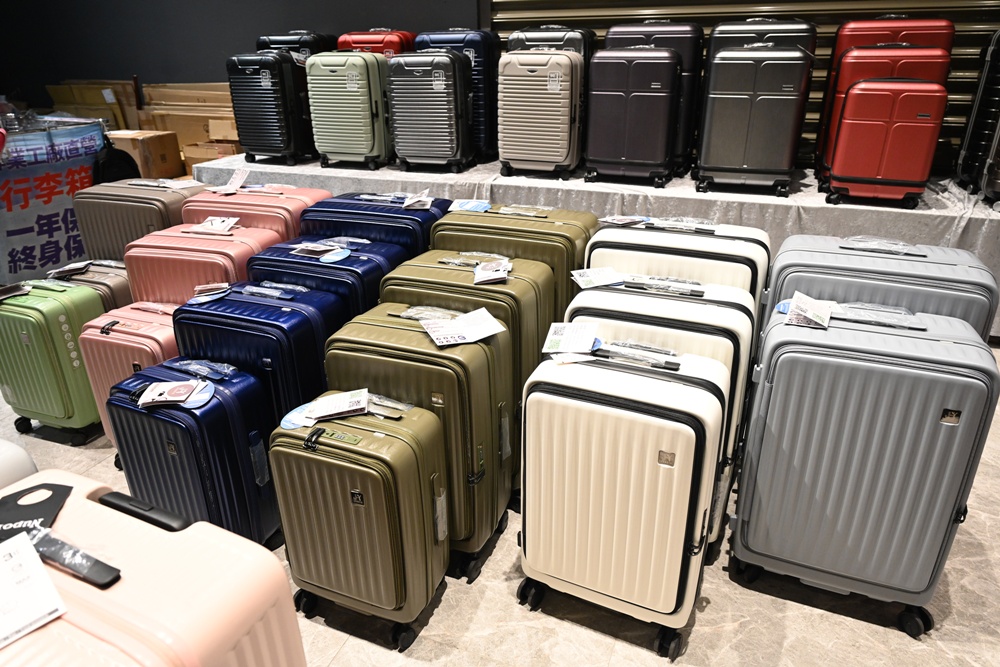 嘉義行李箱特賣會。嘉義in89豪華影城 加賀屋行李箱 全館990元起!前開式行李箱、鋁框箱、防潑水布箱、KANGOL、萬國行李箱、登機箱推薦! 嘉義行李箱特賣會。嘉義in89豪華影城 加賀屋行李箱 全館990元起!前開式行李箱、鋁框箱、防潑水布箱、KANGOL、萬國行李箱、登機箱推薦!