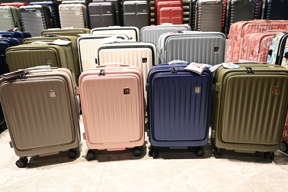 嘉義行李箱特賣會。嘉義in89豪華影城 加賀屋行李箱 全館990元起!前開式行李箱、鋁框箱、防潑水布箱、KANGOL、萬國行李箱、登機箱推薦! 嘉義行李箱特賣會。嘉義in89豪華影城 加賀屋行李箱 全館990元起!前開式行李箱、鋁框箱、防潑水布箱、KANGOL、萬國行李箱、登機箱推薦!