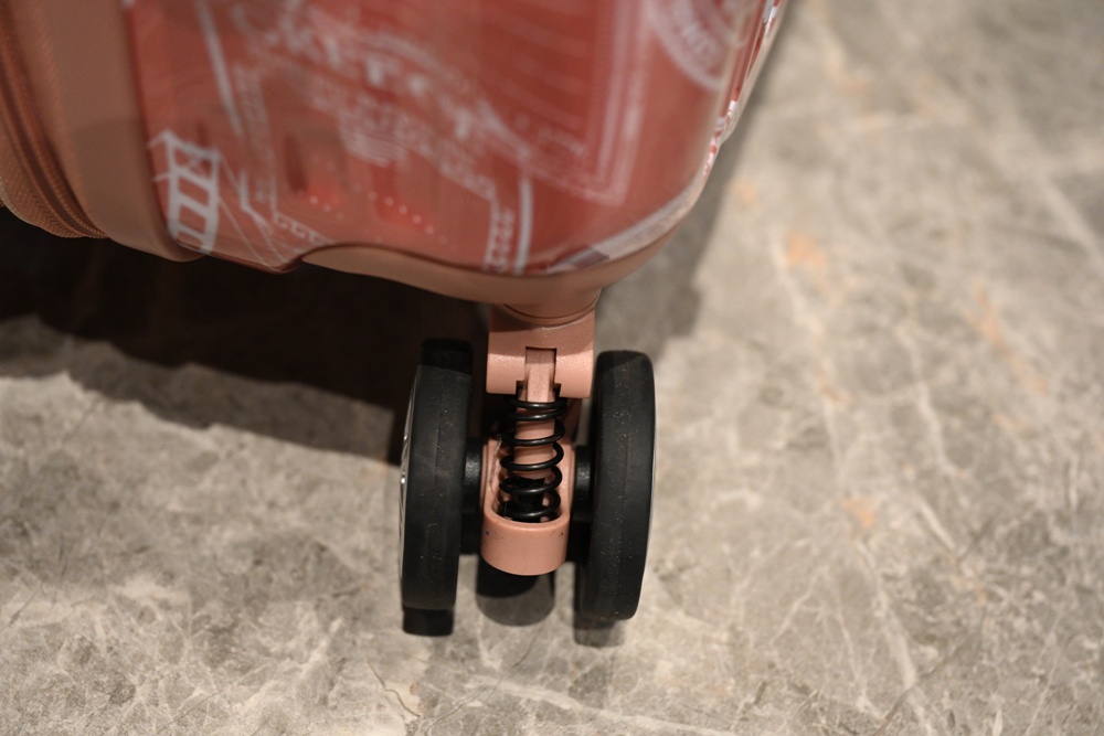 嘉義行李箱特賣會。嘉義in89豪華影城 加賀屋行李箱 全館990元起!前開式行李箱、鋁框箱、防潑水布箱、KANGOL、萬國行李箱、登機箱推薦! 嘉義行李箱特賣會。嘉義in89豪華影城 加賀屋行李箱 全館990元起!前開式行李箱、鋁框箱、防潑水布箱、KANGOL、萬國行李箱、登機箱推薦!