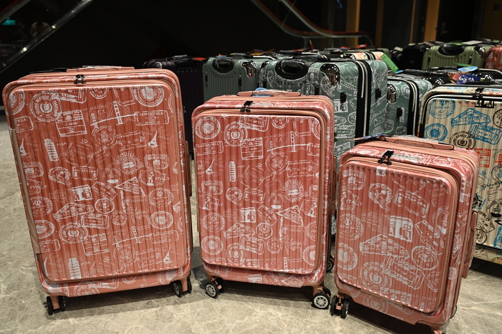 嘉義行李箱特賣會。嘉義in89豪華影城 加賀屋行李箱 全館990元起!前開式行李箱、鋁框箱、防潑水布箱、KANGOL、萬國行李箱、登機箱推薦! 嘉義行李箱特賣會。嘉義in89豪華影城 加賀屋行李箱 全館990元起!前開式行李箱、鋁框箱、防潑水布箱、KANGOL、萬國行李箱、登機箱推薦!