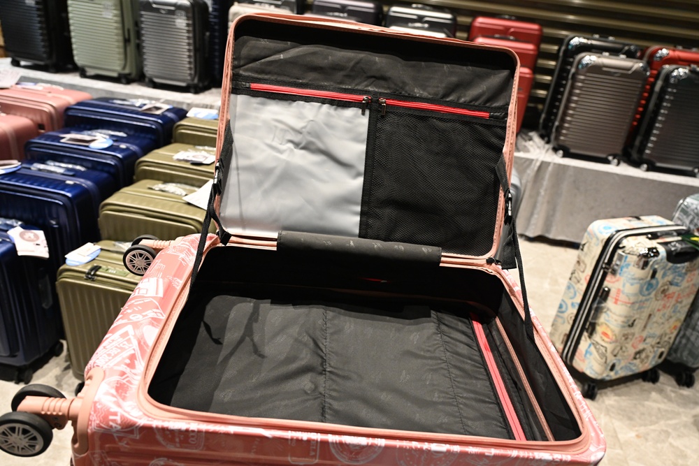 嘉義行李箱特賣會。嘉義in89豪華影城 加賀屋行李箱 全館990元起!前開式行李箱、鋁框箱、防潑水布箱、KANGOL、萬國行李箱、登機箱推薦! 嘉義行李箱特賣會。嘉義in89豪華影城 加賀屋行李箱 全館990元起!前開式行李箱、鋁框箱、防潑水布箱、KANGOL、萬國行李箱、登機箱推薦!