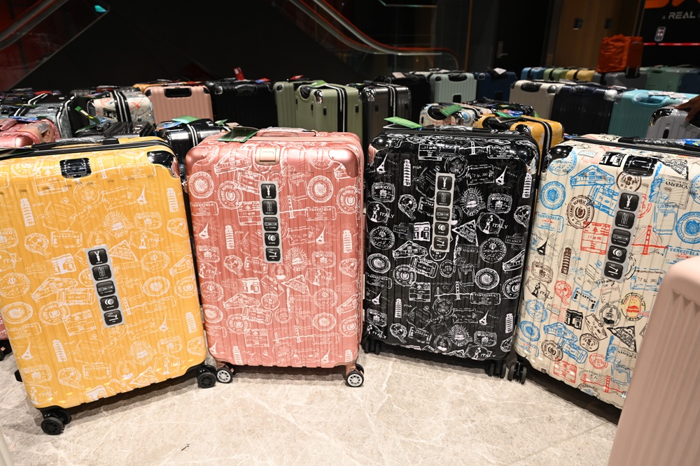 嘉義行李箱特賣會。嘉義in89豪華影城 加賀屋行李箱 全館990元起!前開式行李箱、鋁框箱、防潑水布箱、KANGOL、萬國行李箱、登機箱推薦! 嘉義行李箱特賣會。嘉義in89豪華影城 加賀屋行李箱 全館990元起!前開式行李箱、鋁框箱、防潑水布箱、KANGOL、萬國行李箱、登機箱推薦!